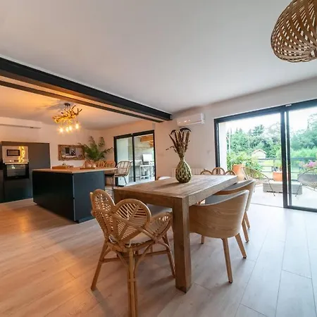 Superbe T4 Clim, Piscine, Vaste Jardin Prive Laudun
